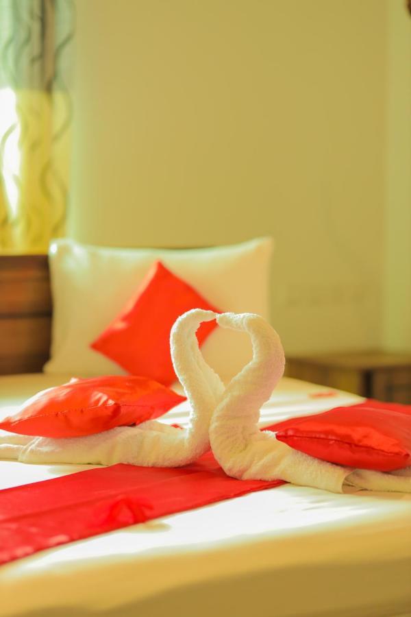 Aurora Banquet And Hotel Chilaw Buitenkant foto