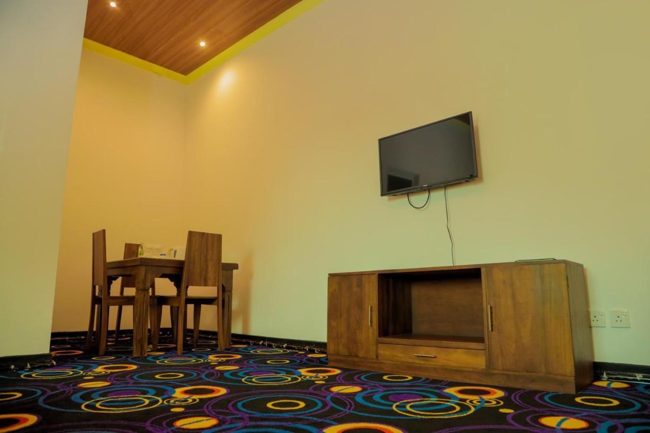 Aurora Banquet And Hotel Chilaw Buitenkant foto