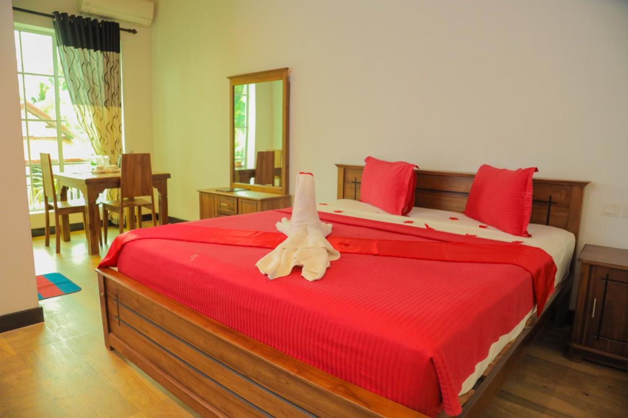 Aurora Banquet And Hotel Chilaw Buitenkant foto