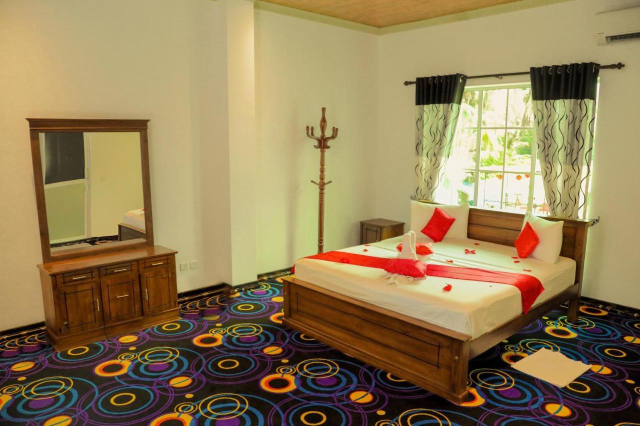 Aurora Banquet And Hotel Chilaw Buitenkant foto