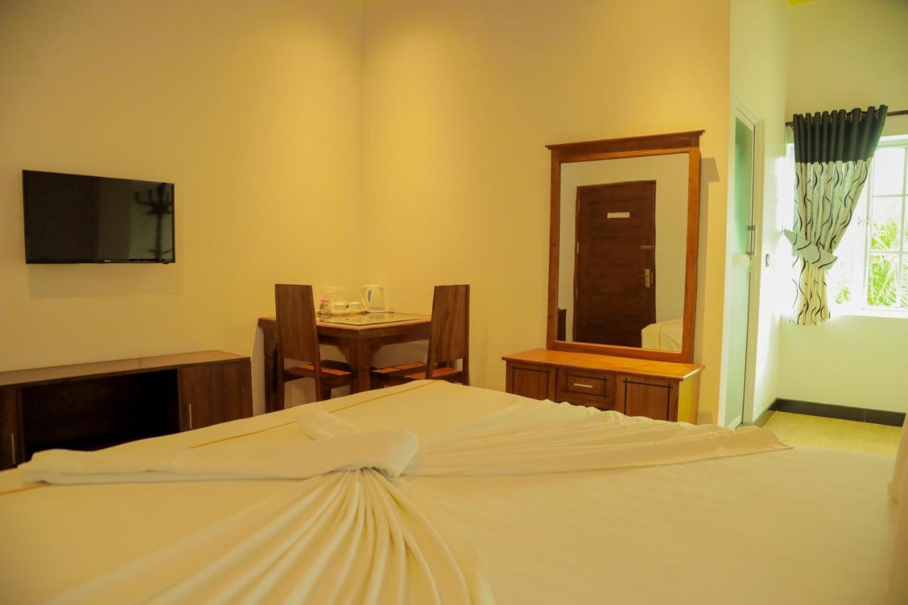 Aurora Banquet And Hotel Chilaw Buitenkant foto
