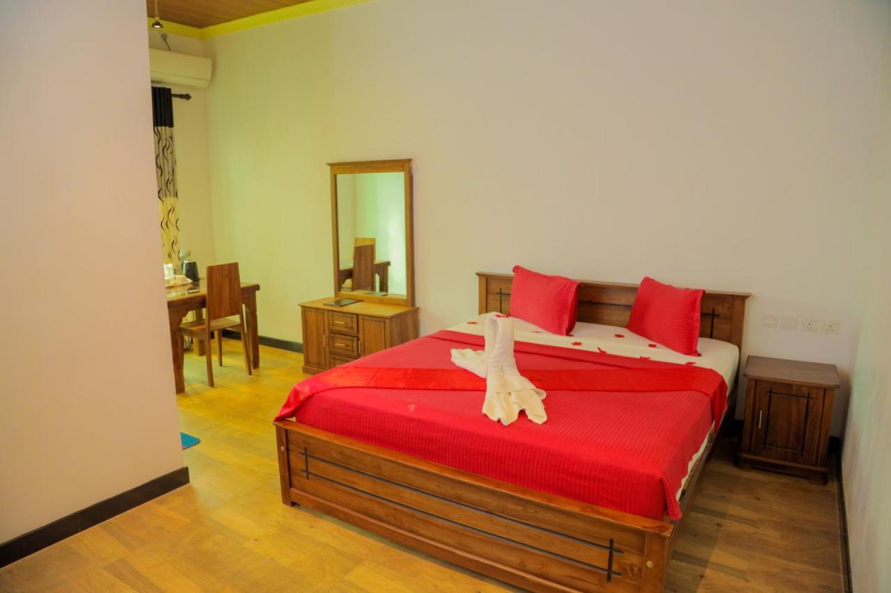 Aurora Banquet And Hotel Chilaw Buitenkant foto