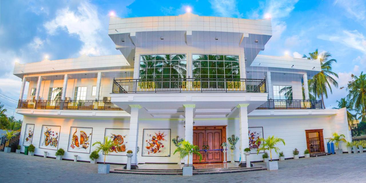 Aurora Banquet And Hotel Chilaw Buitenkant foto